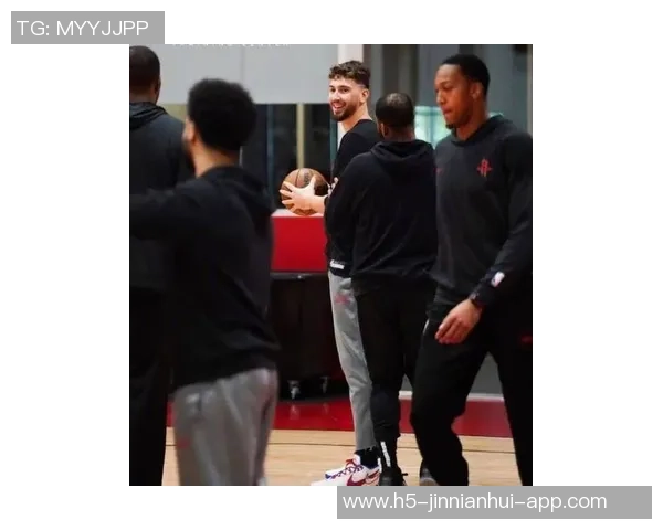 火箭队训练日常曝光杜兰特单打技艺提升申京专注低位技术磨练